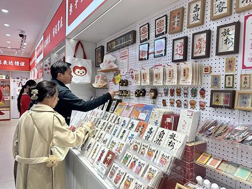 轻人把冰箱门变成“旅行回忆录”|华夏双节观察瓦力娱乐棋牌一代人有一代人的“宝贝”这届年(图4) 轻人把冰箱门变成“旅行回忆录”|华夏双节观察瓦力娱乐棋牌一代人有一代人的“宝贝”这届年(图4)